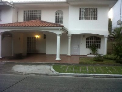 Se vende hermosa casa en la Loma Hato Pintado