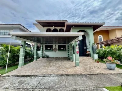 VENTA CASA BRISAS DEL GOLF CON PISCINA (EC) — imagen 2 de 10