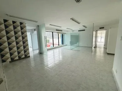 ALQUILER OFICINA EN BELLA VISTA (DV) — imagen 9 de 10