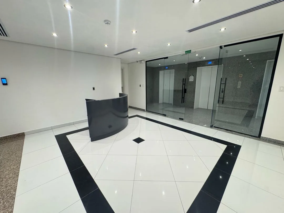 ALQUILER OFICINA AMOBLADA CALLE 50 (DV) — imagen 1 de 10