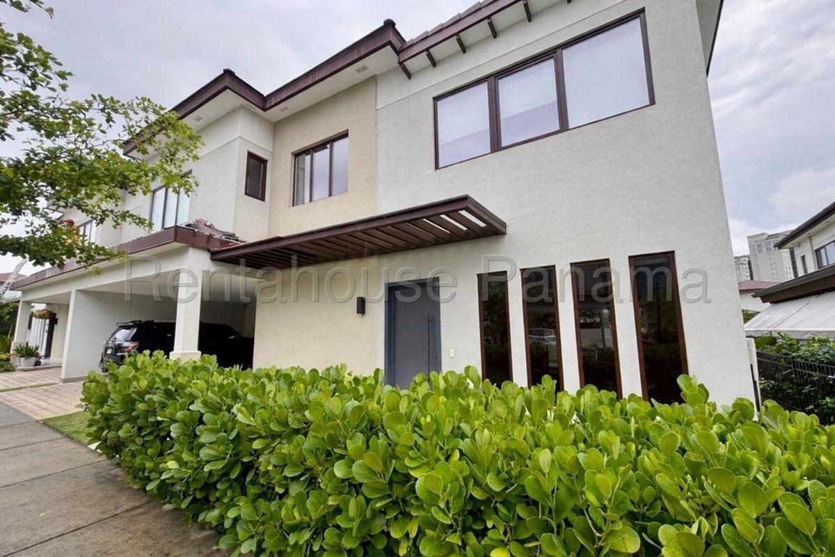 Excelente Oportunidad en Santa María. Casa Al Mejor Precio del Residencial, Ya Equipada